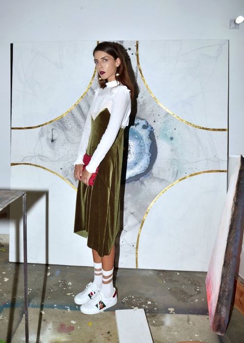 White Ruffle Top, Fest Outfits, 90's Fashion, White Socks, Cooler Look, Trending Sunglasses, Green Skirt, Mode Vintage, Looks Style