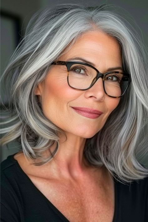 Tousled Lob Hairstyle for Women Over 50 with Glasses. Mode Over 50, Grey Hair And Glasses, Hair And Glasses, Tiny Crochet, Gorgeous Gray Hair, Grey Hair Inspiration, Hairstyles With Glasses, Hairstyles For Women Over 50, Crochet Crop