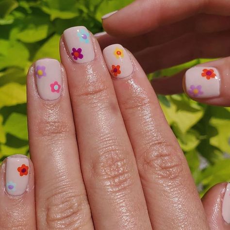 Cute Nail Studio on Instagram: “I truly love these nails bc they remind me of Lizzie McGuire and lip smackers and simplicity  🌈 💕 🌈 @kokoistusa art by @satanailist  🌈 💕 🌈…” Instagram Call, Lip Smackers, Lizzie Mcguire, Nail Studio, Fabulous Nails, Funky Nails, Cool Nail Designs, Valentine's Day Nails, Flower Nails