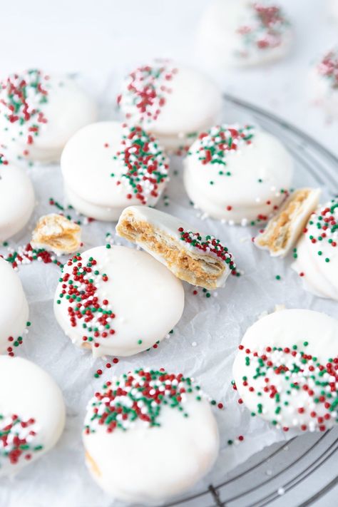 the easiest kid friendly holiday candy to make, peanut butter filled ritz crackers then dipped in white chocolate and sprinkles! Ritz Cracker Dessert, Coated Peanut, Cracker Dessert, White Chocolate Peanut Butter, Peanut Butter White Chocolate, Peanut Butter Crackers, Peanut Butter Dip, White Almond Bark, Oh Sweet Basil