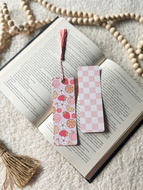 - these bookmarks are a thick cardboard with a glossy finish on the front - they measure 2" by 6"  - all of these bookmarks look the exact same - they will not vary on design from bookmark to bookmark - follow along on instagram @markitlikeitshot ADD TASSELS TO YOUR BOOKMARKS: https://www.etsy.com/listing/1523592625/add-on-tassels-to-your-bookmarks-tassel BUNDLE & SAVE: https://www.etsy.com/listing/1289686314/bundle-save-bookmarks-bulk-bookmarks Taking care of your bookmark: Treat your bookmark with care - it should hold up well due to the thickness of the bookmark!  If you are unsatisfied with your bookmark for any reason please contact me and I will work with you! ♥️ SHIPPING: I will use and envelop and ship with USPS for flat item orders so you will not get a tracking number.  Please co Diy Aesthetic Bookmarks, Simple Bookmark Design, Pastel Bookmarks, Book Marks Design Ideas, Fruit Bookmark, Handmade Bookmarks Diy, Bullet Journal Key, Bookmark Ideas, Easy Books