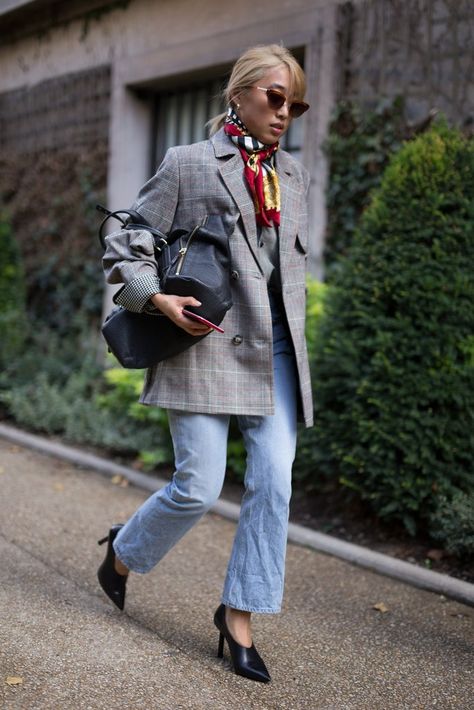 28 Fashionable Ways to Wear Your Scarf This Season Spring Scarf Outfit, Silk Scarf Outfit, Margaret Zhang, Wear A Scarf, Checkered Blazer, Elegante Y Chic, Ways To Wear A Scarf, How To Wear A Scarf, Scarf Outfit