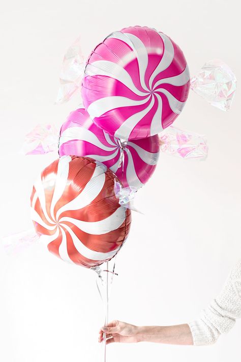 DIY Peppermint Candy Balloons Diy Christmas Candy, Candy Balloons, Studio Diy, Cute Dorm Rooms, Christmas Balloons, Christmas Crafting, Wrapping Party, Diy Candy, Peppermint Candy