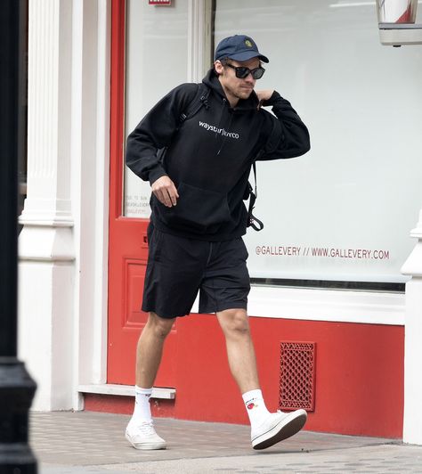 HL Daily Media on Twitter: "Harry out in London recently wearing a Succession hoodie. https://t.co/Q58tzZookN" / Twitter Harry Styles London, Vans Surf, Vans Sk8 Mid, Harry Styles Outfit, Vans Outfit, Street Style Outfits Men, Harry Styles Pictures, Harry Edward Styles, Edward Styles