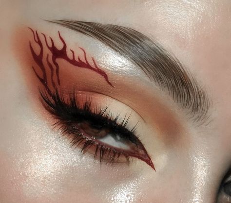 Flame Eyeliner Black, Fire Makeup Look Easy, Eyeliner Art Makeup, Flame Eyeliner, Fall Eyeliner, Flame Makeup, Fire Makeup, Eyeliner Designs, Make Up Inspiration