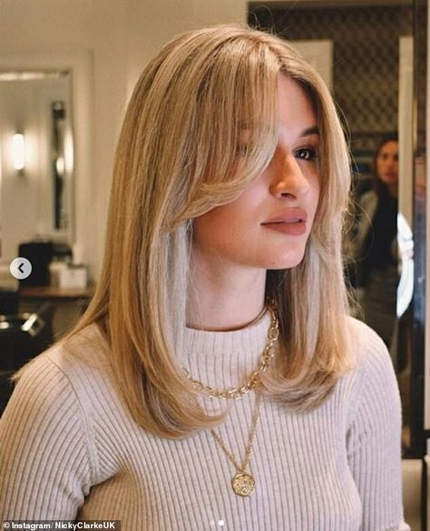 Short Hair With Angles, Bangs Middle Part, Hair Upstyles, Bangs With Medium Hair, Haircuts For Medium Hair, Haircuts Straight Hair, Long Blonde, Hair Stylist Life, Beauty Stuff