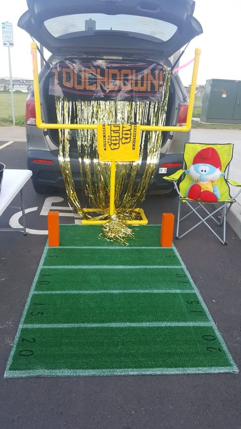 Football trunk or treat theme Football Trunk Or Treat, Paw Patrol Trunk Or Treat, Church Trunk, Halloween Car Decorations, Trunker Treat Ideas, Church Halloween, Trunk Ideas, Fall Festival Games, Trunk Or Treat Ideas