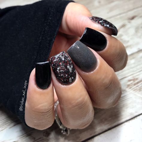 Dark Color Dip Powder Nails, Dip Nail Ideas Dark Colors, Winter Nails Dip Powder Colors 2023, Halloween Dip Powder Nails, Dip Powder Nails Halloween, Dip Powder Nails Black, Black Nails Dip, Black Dip Powder Nails Short, Fall Nail Colors Dip Powder Sns