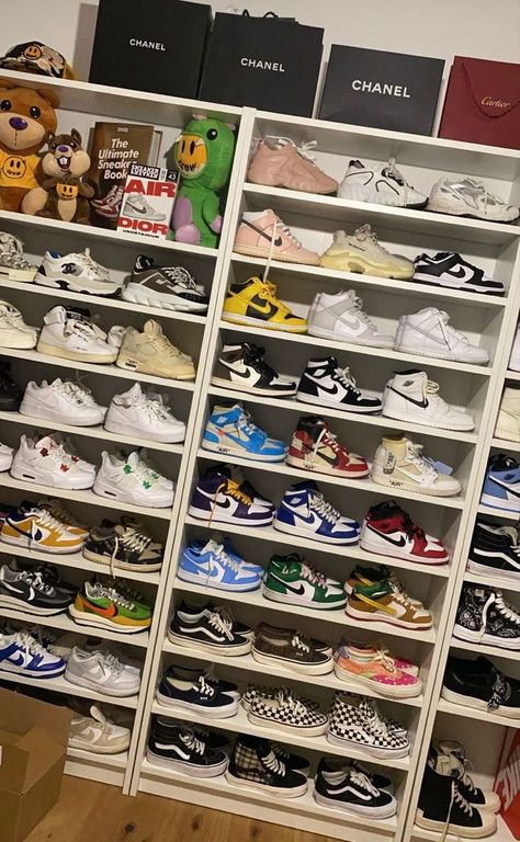 Air Dior, Sneaker Closet, Sneakerhead Room, Teenage Boy Room, Sneaker Storage, Shoe Room, Retail Store Interior Design, Closet Shoe Storage, F1 Wallpaper Hd