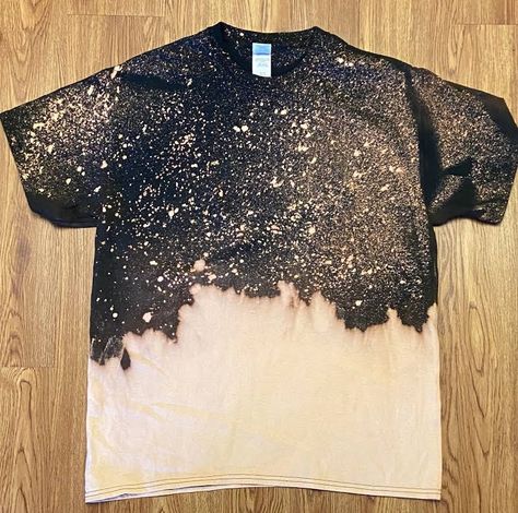 Bleaching T Shirt Ideas, Bleaching Black Sweatshirt Diy, Splatter Dye Shirt Diy, Bleach Shirt Patterns, Painted T Shirts Ideas Design, Bleaching Shirts Diy Tutorials, How To Bleach A Black Shirt, Ombre Bleach Shirt Diy, Tye Dye Black Shirt With Bleach