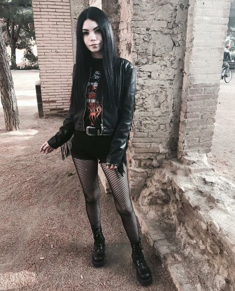 Metal Girl Outfit, Cb2 Bed, Cb2 Dining, Metalhead Fashion, Pakaian Hipster, Metalhead Girl, Heavy Metal Girl, Goth Outfit, Style Gothic