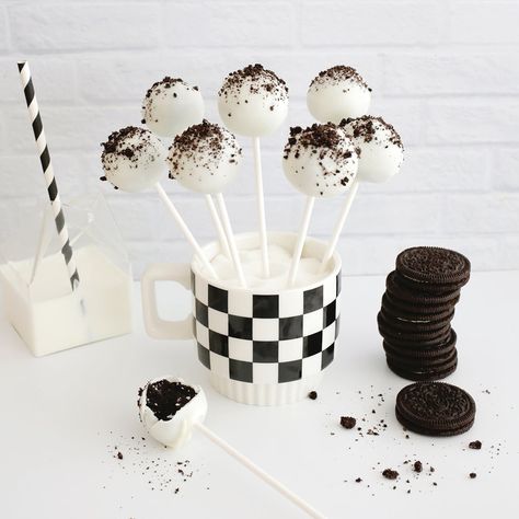 Oreo Cake Pops Oreo Cake Balls, Oreo Cake Pops, Cream Cheese Oreo, Cold Cake, Christmas Cake Pops, Cake Pop Sticks, Oreo Truffles, Chocolate Oreos, Chocolate Shells