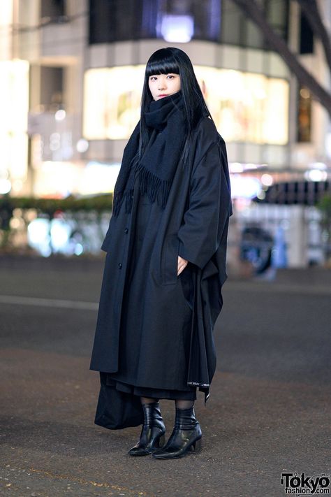 All Black Minimalist Japanese Street Style w/ Yohji Yamamoto Y’s Oversized Coat, Comme des Garcons, Heeled Boots & Tote Japan Street Fashion, Italian Street Style, Berlin Street Style, Japanese Street Style, Japanese Minimalist Fashion, Rihanna Street Style, Gigi Hadid Street Style, Minimalist Moda, European Street Style