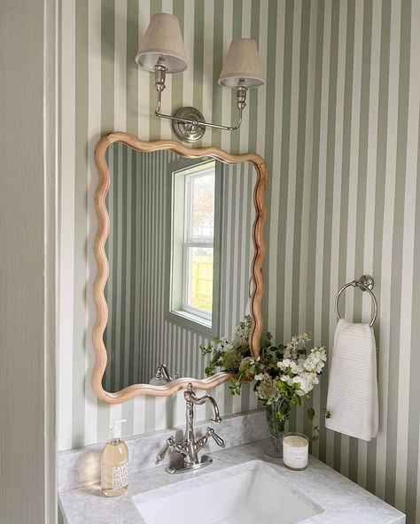 Squiggly Mirror, Bathroom Wallpaper Ideas, Paint Makeover, Gorgeous Bathroom, Trendy Bathroom, Elegant Bathroom, Wallpaper Designs, Bathroom Wallpaper, Dream House Interior