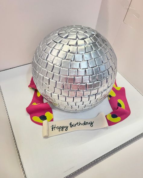 Disco ball 🪩🕺💃cake #cake #3Dcake #discocake #discoballcake #discoball #mammabrazil Disco Ball Cake Ideas, Disco Ball Birthday Cake, Disco Birthday Cake, Disco Ball Cake, Disco Cake, 70’s Decor, Disco Birthday, Disco Birthday Party, Ball Cake