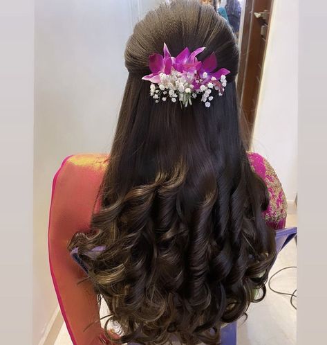 Open Hair With Flowers, Hairstyles With Real Flowers, Real Flower Veni For Hair, Floral Jwellary, Heir Stayl, Vivo Wallpaper, Bridal Hairstyle For Reception, French Hairstyle, Reception Hairstyles