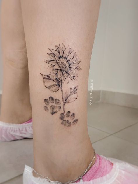 Cat Paw Tattoos, Pawprint Tattoo, Dog Paw Tattoo, Ankle Tattoos For Women, Paw Tattoo, Geniale Tattoos, Sunflower Tattoos, Memorial Tattoos, Discreet Tattoos