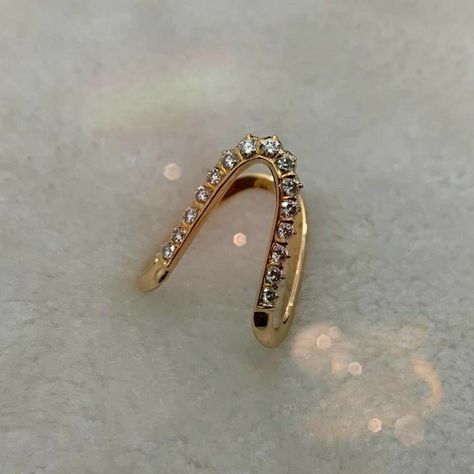 V - Shapped diamond rings Vanki Ring, Simple Gold Earrings, Gold Jhumka Earrings, Gold Jewelry Simple Necklace, Gold Mangalsutra Designs, Gold Necklace Indian Bridal Jewelry, Gold Jewelry Stores, Antique Jewelry Indian, Black Beaded Jewelry