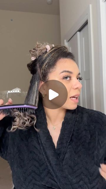 How To Highlight Curly Hair, How To Style Natural Curly Hair, Flexy Brush, Big Curly Hair Tutorial, Diy Highlights Hair, Curl Routine, Highlights Curly Hair, Shower Style, Curly Hair Tutorial