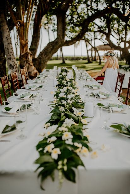 Hawaiian Style Wedding Reception, Vintage Tropical Wedding, Hawaii Wedding Decor, Table Ideas For Wedding, Hawaiian Wedding Reception, Fairmont Wedding, Island Theme Wedding, Island Wedding Reception, Roman Photography