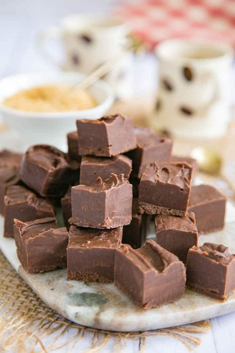 Mocha Fudge Recipes, Coffee Fudge Recipes, Fudge Recipe Condensed Milk, Coffee Fudge, Mocha Fudge, Fudge Dessert, How To Make Fudge, Easy Fudge, Homemade Fudge Recipes