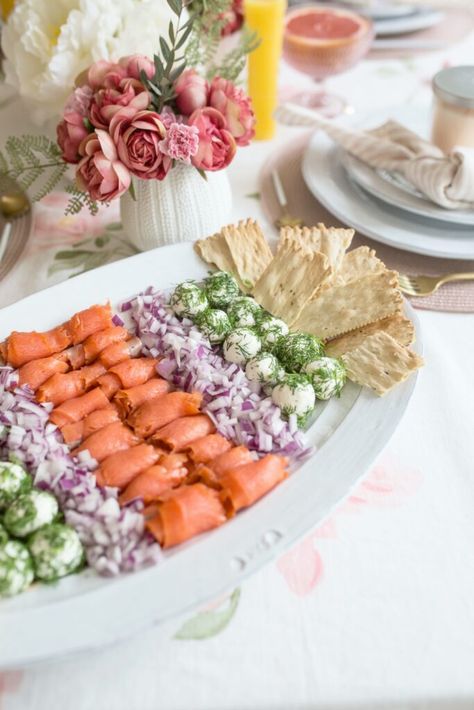 Cute Backyard Party, Lox Board, Breakfast Board Ideas, Lox Platter, Backyard Party Ideas, Cute Backyard, Breakfast Boards, Lox And Bagels, Cream Cheese Ball