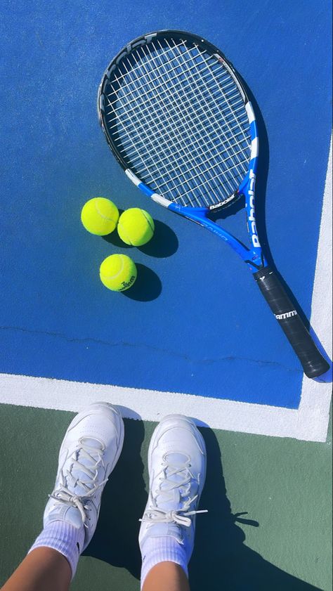 Tennis Racket Aesthetic, Raquet Ball, Tenis Aesthetic Sport, Tennis Racket Photography, Squash Tennis, Blue Tennis Racket, Tennis Racket Babolat, Tennis Games, Tennis Aesthetic