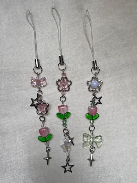 Eng Handmade Tulip Phone Charms with Beads and Star Pendants✩ఌ Shipping World Wide! If you have any questions, feel free to reach out, I'll try to answer all your Questions!❤︎︎ Eng: Homemade tulip cell phone charm with pearls and stars pendant☆ఌ If you have any questions, please let me know!! ❤︎︎ Tulip Phone Charm, Phone Pendant, Cell Phone Charms, Bracelets Design, Bead Charms Diy, Phone Charms, Beads Bracelet Design, Jewelry Accessories Ideas, Letter A Crafts