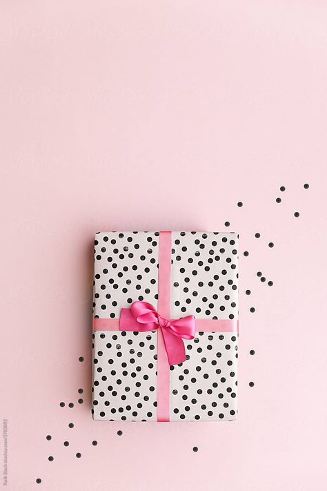 Pink Gift Wrapping Ideas, Birthday Gift Wrap, Birthday Wrapping Ideas, Pink Gift Wrap, Elegant Gift Wrapping, Gift Wrapping Techniques, Gift Wrapper, Fabric Gift Wrap, Gift Wrapping Inspiration