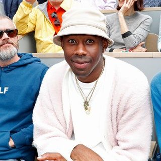 90s Bucket Hat Outfit Men, Men’s Bucket Hat Outfit, Kangol Bucket Hat Outfit, White Bucket Hat Outfit, Bucket Hat Outfit Mens, Bucket Hat Outfit Ideas, Hat Men Outfit, Tyler The Creator Fashion, Bucket Hats Men