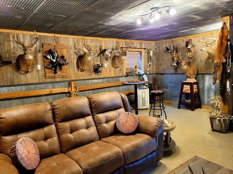 Western Man Cave, Hunting Living Room, Barn Man Cave, Hunting Room Design, Country Man Cave, Hunting Man Cave, Log Home Kitchen, Hunting Crafts, Rustic Man Cave