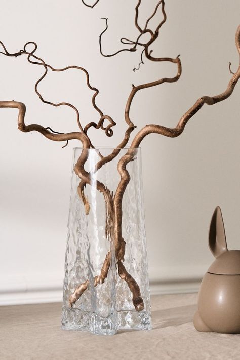 Top Decor Ideas, Vase With Branches, Easter Figurine, Tree Branch Decor, Easter Arrangement, Latest Interior Design Trends, Easter Table Settings, Round Vase, Branch Design