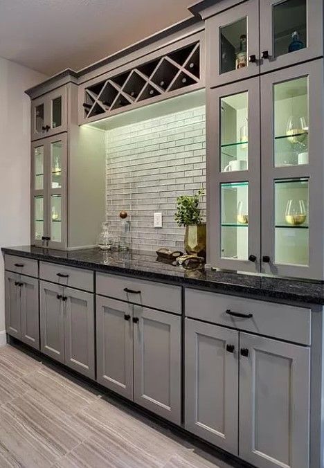 Kitchen Reno Ideas Modern, Light Gray Kitchen Cabinets Dark Counter, Kitchen Cabinet Color Ideas With Dark Granite, Jj House, Black Kitchen Countertops, Серая Кухня, Kitchen Storage Ideas, Grey Kitchen Designs, Design Hacks