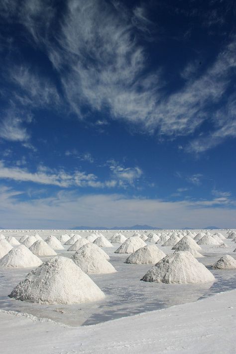 Bolivia Aesthetic, Salt Flats Bolivia, Mysterious Places On Earth, Uyuni Salt Flats, Uyuni Bolivia, Salt Flat, Landscape Blue, Mountain Landscapes, Salt Flats