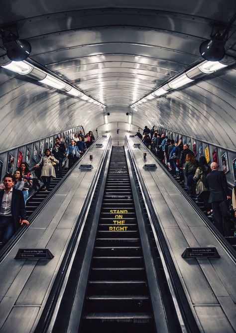 Rush hour in London Underground. Stan... | HD photo by Tom Parsons (@tomzzlee) on Unsplash London Vibes, London Guide, London Tube, London Aesthetic, Level Design, London Transport, City Of London, U Bahn, Things To Do In London