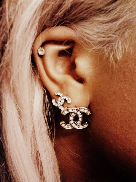 Manifest Book, Chanel Sign, 00s Mode, Clothes Summer, Chanel Earrings, The Ear, Jewelry Lookbook, Girly Jewelry, Star Girl