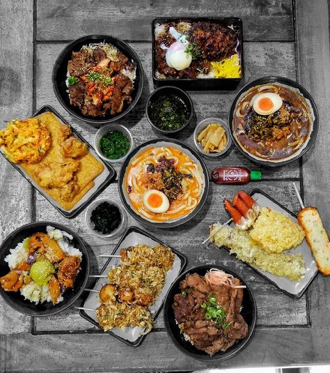 Korean Family Dinner, Goth Ihop, South Korean Food, Food Hunter, Noodle Bar, Tapas Recipes, Family Lunch, Friends Food, Food Fantasy