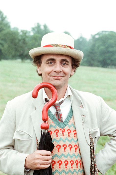 Sylvester McCoy as the Doctor seen here on location near Arundel during the filming of the Dr Who story called The Silver Nemesis. 28th June 1988 Seventh Doctor, Sylvester Mccoy, William Hartnell, Classic Doctor Who, Tv Doctors, 11th Doctor, Peter Capaldi, Torchwood, Timey Wimey Stuff