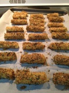 Baked Gluten Free Mozzarella Sticks - I'm A Celiac Gluten Free Mozzarella Sticks, Gluten Free Freezer Meals, Gluten Free Fast Food, Recipes For Diabetics, Eating Gluten Free, Restaurant Appetizers, Healthy Superbowl Snacks, Gluten Free Main Dishes, Gluten Free Restaurants