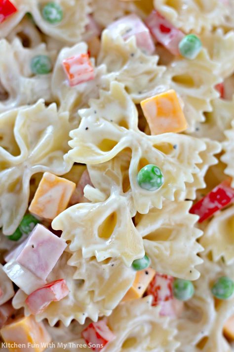 Pasta Salad Recipes With Cheese Cubes, Classic Pasta Salad Recipes Cold, Pasta Salad Recipes With Peppers, Cold Pasta Dishes Recipes, Cold Spaghetti Salad Recipes With Mayo, Healthy Party Side Dishes, Farfalle Pasta Salad Recipes, Cold Food For Hot Days, Simple Tossed Salad Recipes