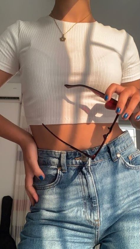 Cropped Top Aesthetic, White Cropped Top Outfit, How To Style A White Crop Top, Cropped Shirts Outfits, White Croptop Aesthetic Outfit, White Crop Top Aesthetic, Crop Top Shirt Outfits With Jeans, Cute Crop Top Outfits With Jeans, Tight Crop Top Outfit