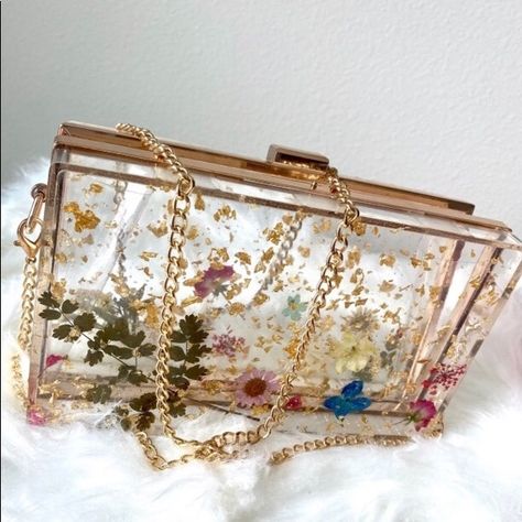 Customizable resin purse Resin Purse Diy, Resin Art Purses, Resin Handbag, Resin Clutch Bag, Resin Purse, Purse Business, Acrylic Box Clutch, Embellished Purses, Resin Product