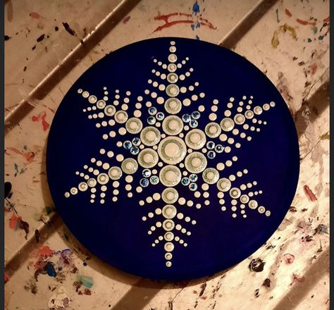 Poinsettia Dot Mandala, Dot Painting Christmas Cards, Star Mandala Design, Dotting Christmas Ornaments, Christmas Ornament Dot Painting, Mandala Snowflake Design, Dot Painting Snowflakes, Snowflake Dot Art, Dot Art Christmas Tree