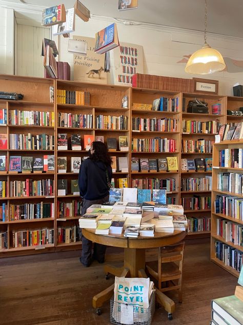 Cute Book Store, Bookstore Counter, Korean Bookstore, Bookstore Inspiration, Bookstore Ideas, Bookshop Café, Bookstore Aesthetic, Library Cafe, Dream Cafe