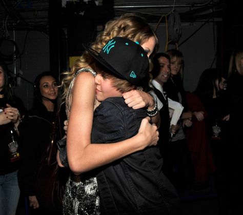 Pin for Later: 45 Celebrities Who Can't Believe They're Hugging Taylor Swift Justin Bieber Cordell Broadus, Justin Bieber 2009, Bieber Selena, Ours Taylor Swift, Scooter Braun, Throwback Photos, Relationship Astrology, Selena And Taylor, Photos Of Taylor Swift