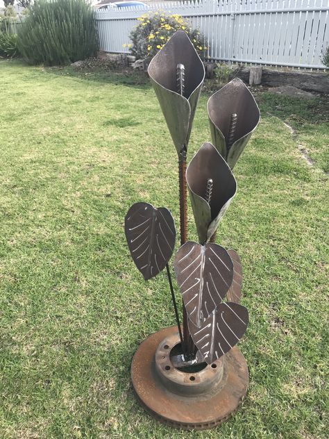 Created by Dave Parsons Metal Flowers Diy Yard Art, Metal Yard Art Ideas, Scrap Metal Art Ideas, Metal Flower Art, Junk Metal Art, Metal Art Work, Copper Sculpture, Metal Sculptures Garden, Recycled Metal Art