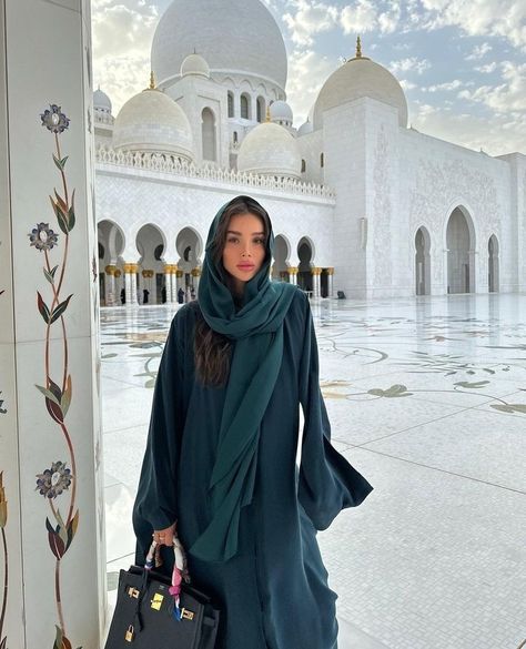 Dubai Fashion Aesthetic, Mosque Photoshoot Ideas, Dubai Hijab Outfit, Dubai Outfits Ideas Hijab, Abu Dhabi Mosque Outfit, Dubai Modest Outfits, Outfits For Dubai For Women, Dubai Hijab Style, Dubai Mosque Outfit