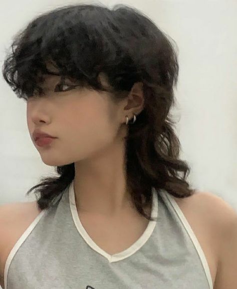 Mullet Haircut Korean, Women Mullet Short Hair, Wavy Mullet Women, Medium Mullet Women, Medium Mullet, Wavy Mullet, Asian Hair Inspo, Mullet Haircut Woman, Weird Haircuts