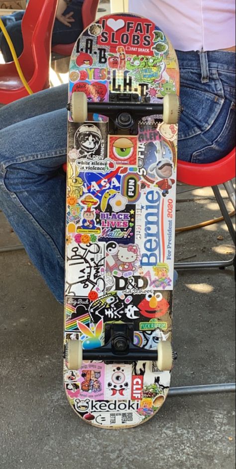 Skate Stickers Aesthetic, Skateboard Decoration Ideas, Things To Draw On Your Skateboard, Stickers On Skateboard, Skateboard With Stickers, Decorated Skateboard, Skateboard Stickers Aesthetic, Decorate Skateboard, Skate Board Stickers