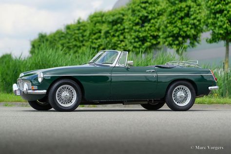 Mgb Roadster, Old Fashioned Cars, Morris Garages, Mg Mgb, Mg Cars, Vintage Sports Cars, British Motors, British Sports, British Racing Green